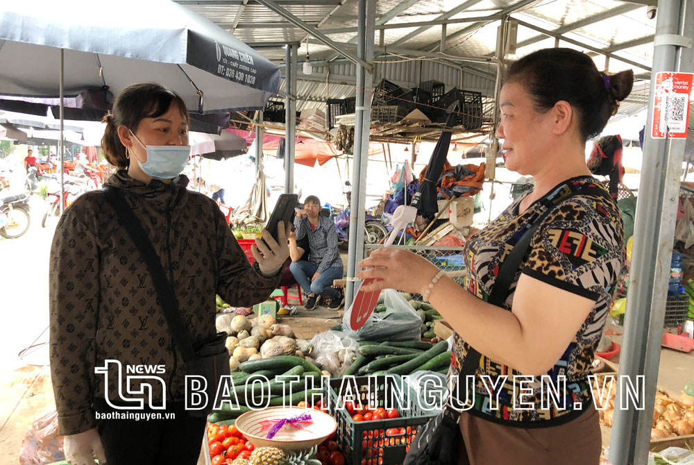  Người dân thanh toán không dùng tiền mặt tại mô hình Chợ 4.0 thị trấn Hùng Sơn (Đại Từ). Ảnh: T.L