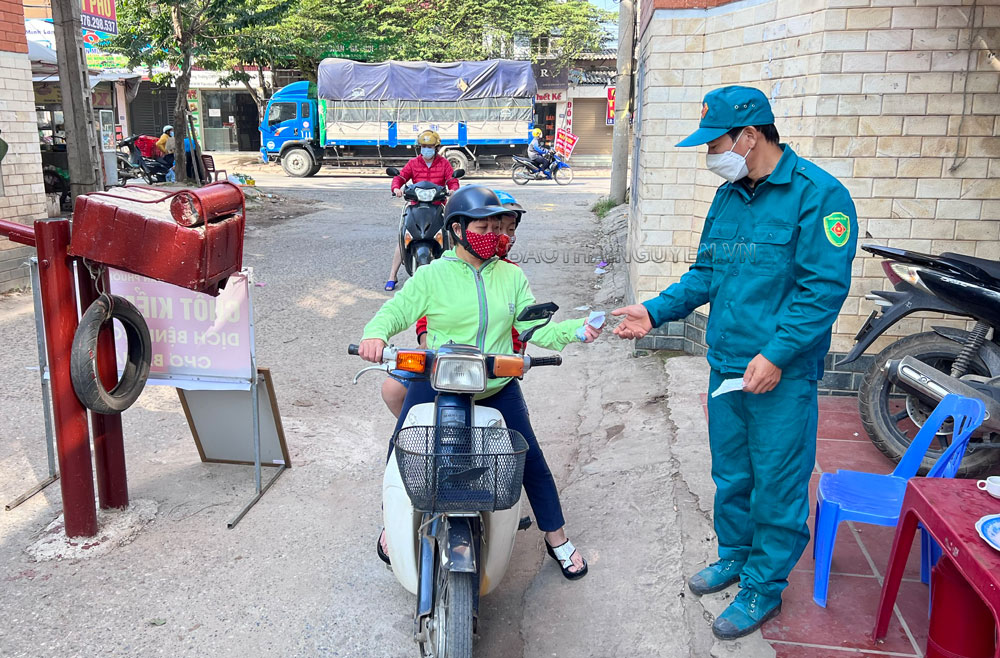  Người dân phường Ba Hàng (T.X Phổ Yên) được phát phiếu để ra vào chợ nhằm hạn chế tình trạng tập trung đông người.