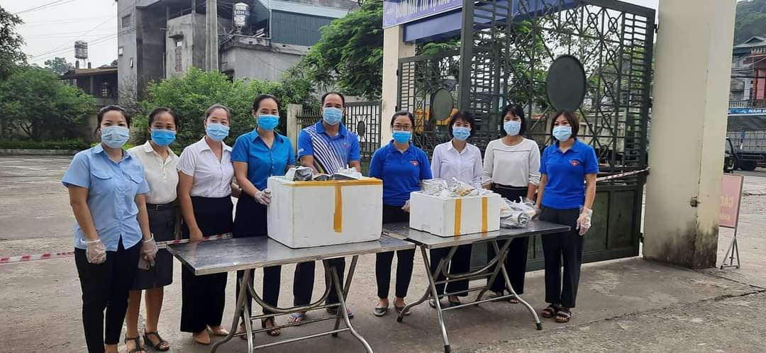 Tập thể cán bộ, giáo viên Trường THCS thị trấn Đu (Phú Lương) ủng hộ 43 suất ăn sáng cho cán bộ thực thi nhiệm vụ và người đang thực hiện cách ly tại Trường Phổ thông Dân tộc Nội trú THCS Phú Lương.