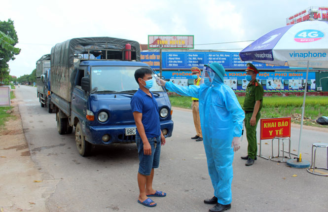  Lực lượng chức năng làm nhiệm vụ tại chốt kiểm soát liên ngành phòng, chống dịch COVID-19 ngã ba Cầu Ca, xã Kha Sơn (Phú Bình). Ảnh: T.L
