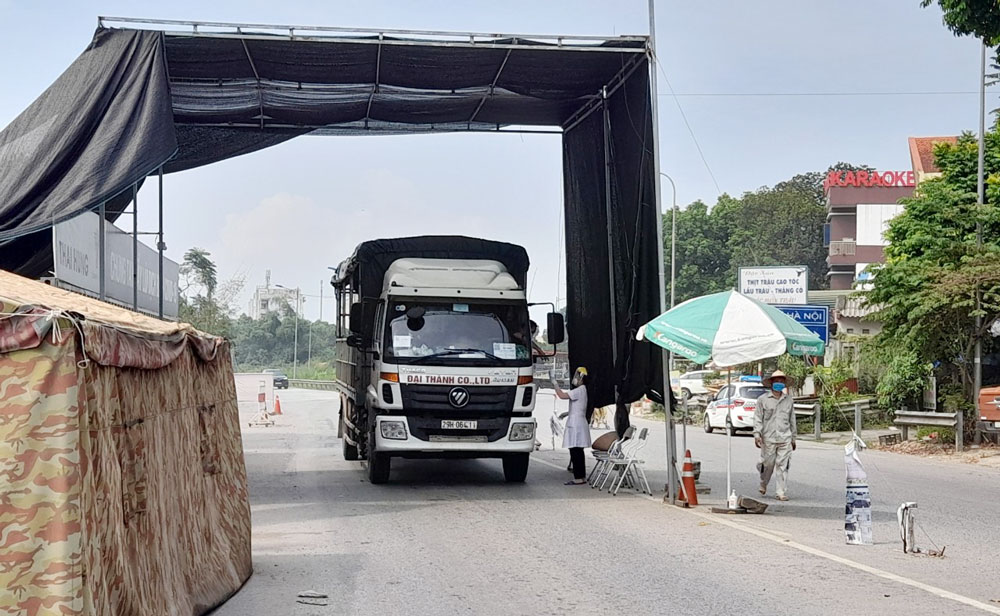  Từ hôm nay (19-10), các chốt kiểm soát liên ngành phòng, chống dịch COVID-19 trên địa bàn tỉnh sẽ tạm dừng hoạt động. Trong ảnh: Hoạt động tại chốt kiểm dịch nút giao Tân Lập (T.P Thái Nguyên) trước ngày 19-10.