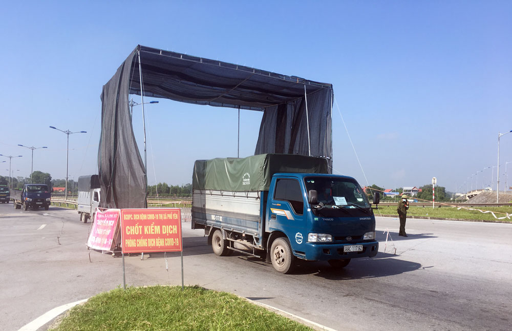  Mỗi ngày, Chốt kiểm tra liên ngành phòng, chống dịch COVID-19 tại nút giao Yên Bình (T.X Phổ Yên) kiểm tra hàng nghìn lượt người và phương tiện từ các tỉnh khác về Thái Nguyên.