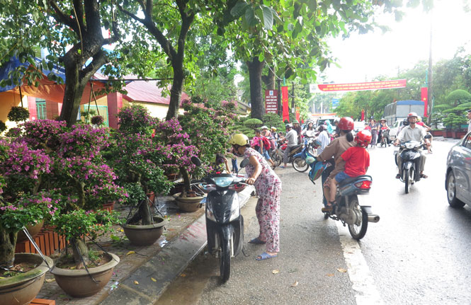  Tập thể giáo viên, học sinh Trường Tiểu học và THCS Trưng Vương kiến nghị không cho thuê mặt bằng khu vực trước cổng trường để ánh tránh ùn tắc.