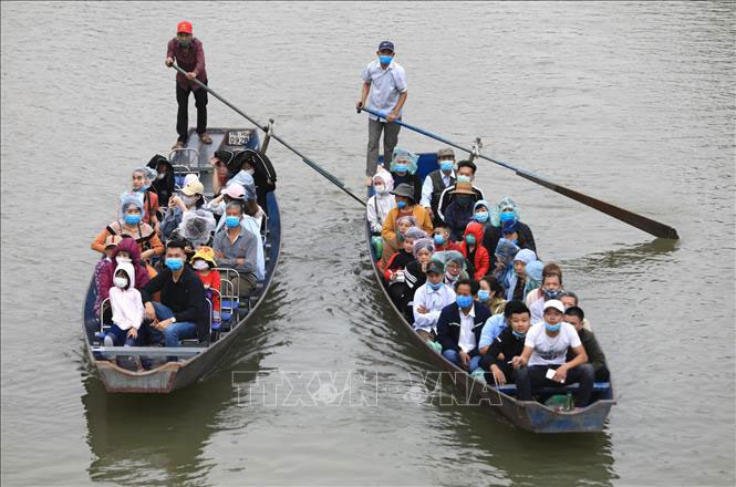  Suối Yến trở lại cảnh nhộn nhịp vốn có trong dịp lễ hội với những chuyến đò chở khách tham quan liên tục rời bến Đục Khê. Ảnh: Thành Đạt/TTXVN