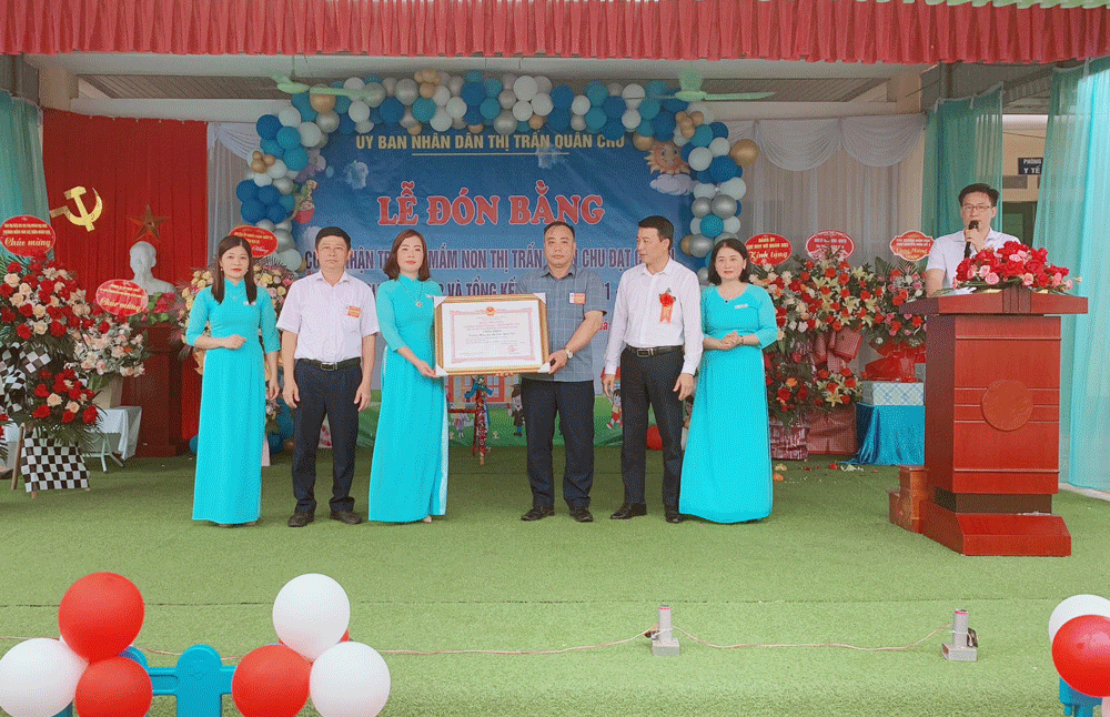  Ban Giám hiệu Trường Mầm non thị trấn Quân Chu nhận Bằng công nhận đạt chuẩn Quốc gia mức độ 2.