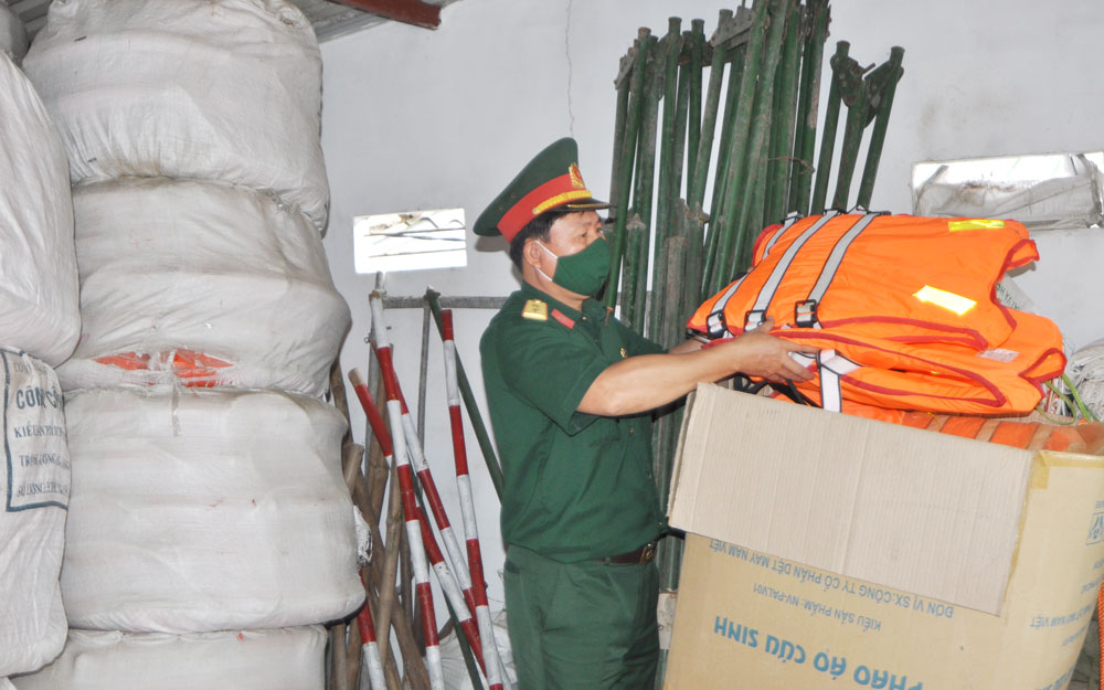  Cán bộ Ban Chỉ huy Quân sự T.P Sông Công kiểm tra vật tư phòng, chống lụt bão năm 2021.