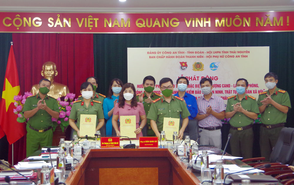  Đại diện Đoàn Thanh niên, Hội Phụ nữ Công an tỉnh ký cam kết phối hợp tổ chức các phần việc hưởng ứng đợt thi đua.