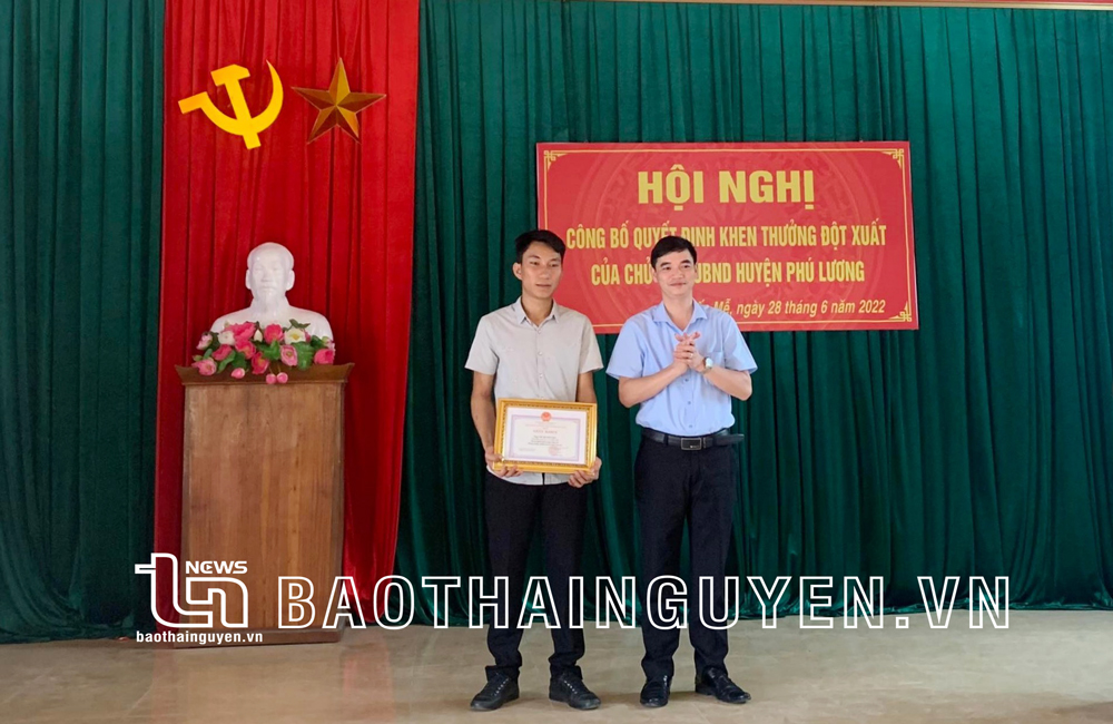  Lãnh đạo UBND xã Phấn Mễ trao khen thưởng cho anh Chu Quang Sao.