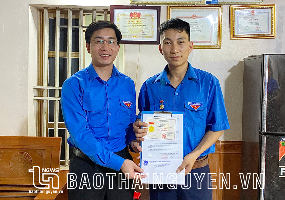  Đồng chí Đoàn Quang Duy, Bí thư Tỉnh Đoàn trao Huy hiệu Tuổi trẻ dũng cảm cho anh Chu Quang Sao.