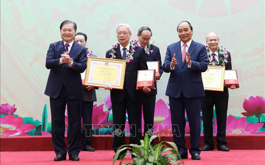  Chủ tịch nước Nguyễn Xuân Phúc và TS Khoa học Phan Xuân Dũng, Bí thư Đảng đoàn, Chủ tịch Liên hiệp các hội Khoa học và Kỹ thuật Việt Nam trao Danh hiệu "Tri thức khoa học và công nghệ tiêu biểu" và Bằng khen của Liên hiệp các hội Khoa học và Kỹ thuật Việt Nam cho các cá nhân. (Ảnh: An Đăng TTXVN)