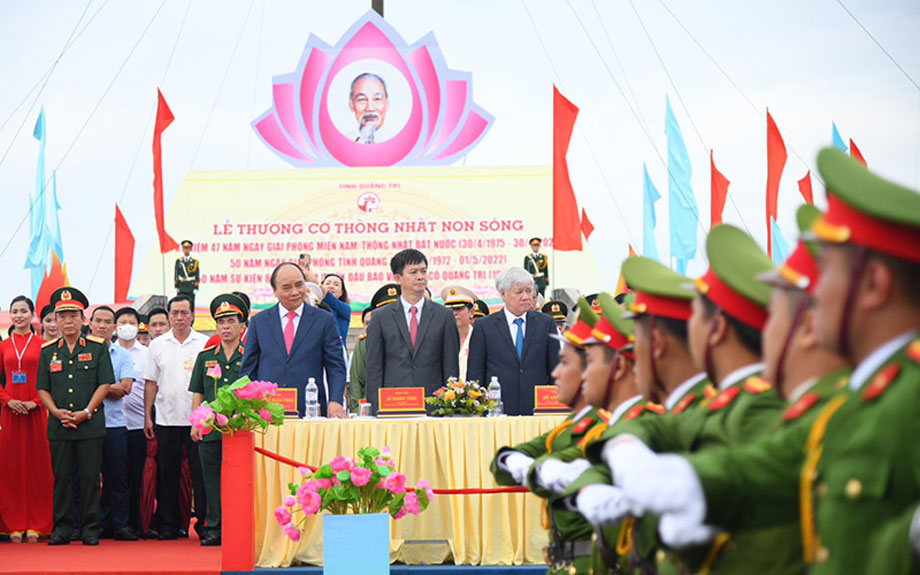  Chủ tịch nước Nguyễn Xuân Phúc dự Lễ thượng cờ thống nhất non sông. (Ảnh: THÀNH ĐẠT)