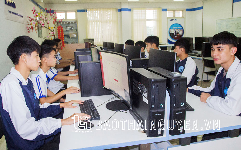 Để thực hiện CĐS thành công, Sở TTTT chủ trì phối hợp với Trường Đại học CNTT và Truyền thông Thái Nguyên (ICTU) thực hiện nhiệm vụ đào tạo, phát triển nhân lực CĐS. Trong ảnh: Dưới sự hỗ trợ của Sở TTTT, ICTU đã hợp tác với Tổ hợp Samsung Việt Nam đầu tư phòng lab hiện đại, tiếp nhận hàng trăm lượt sinh viên thực tập.