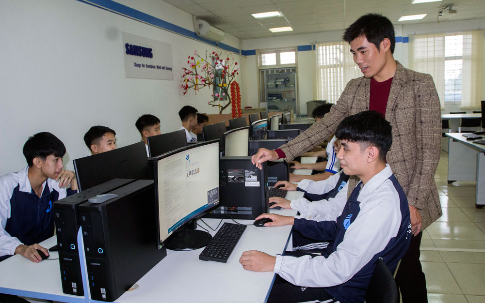   Trường Đại học CNTT và Truyền thông (Đại học Thái Nguyên) đã hợp tác với Tổ hợp Samsung Việt Nam đầu tư phòng lab hiện đại, tiếp nhận hàng trăm lượt sinh viên thực tập. Trong ảnh: Sinh viên Nhà trường thực hành trên thiết bị hiện đại tại phòng lab do Samsung Việt Nam đầu tư.
