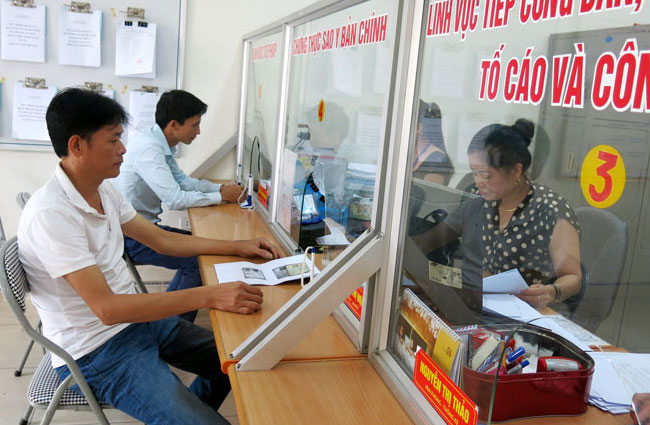  Cán bộ ở bộ phận tiếp nhận và trả kết quả phường Phan Đình Phùng (T.P Thái Nguyên) luôn thể hiện thái độ trách nhiệm, nhiệt tình phục vụ người dân và doanh nghiệp.