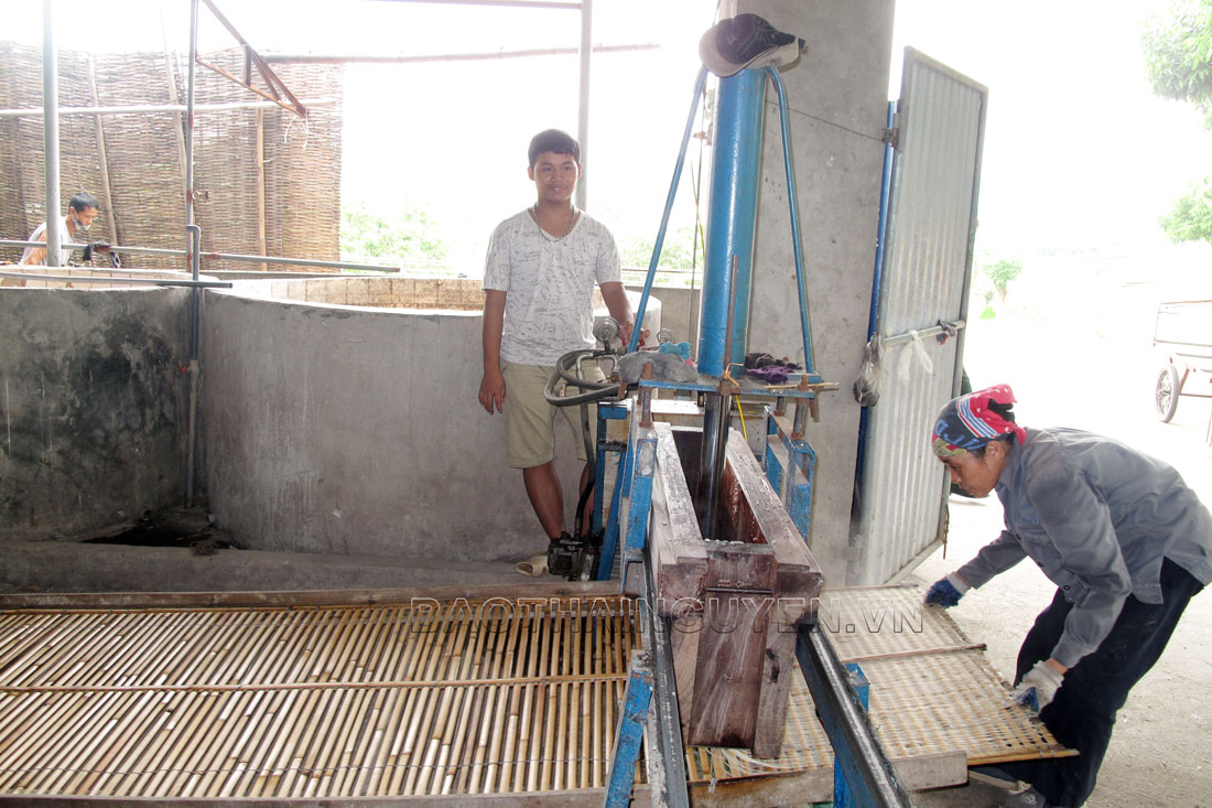   Sản phẩm miến của bà con nông dân xóm Việt Cường, xã Hóa Thượng (Đồng Hỷ) đã có thương hiệu, được đưa vào nhiều siêu thị trong và ngoài tỉnh. Trong ảnh: Nông dân xóm Việt Cường tiến hành cán miến.