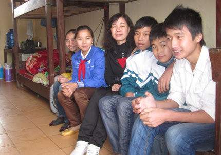  Cô giáo Lương Thị Thu Hằng luôn quan tâm đến các em học sinh trong ký túc xá