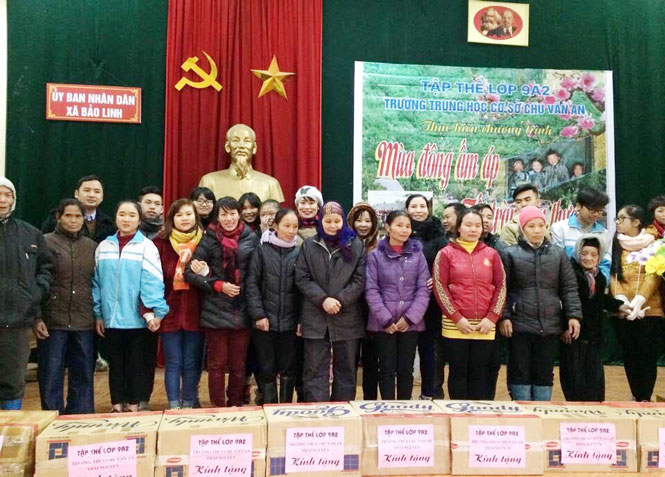  Chị Phùng Thị Thu Trang (đứng giữa) trong chuyến đi từ thiện tại xã Bảo Linh (Định Hóa) năm 2015.