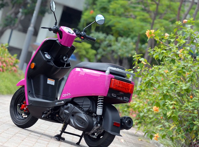  Có kiểu dáng khá giống mẫu xe Yamaha Cuxi, thế nhưng Co-in 125i lại mang phong cách “vuông” lạ mắt.
