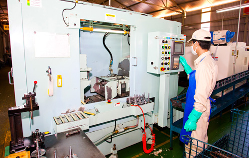  Phong trào làm theo tấm gương Hồ Chí Minh gắn liền với phong trào cải tiến kỹ thuật Kaizen của Công ty Diezen Sông Công được triển khai rất có hiệu quả trong thời gian qua. Trong ảnh - Công nhân Công ty vận hành máy sản xuất ở Phân xưởng cơ khí 3.