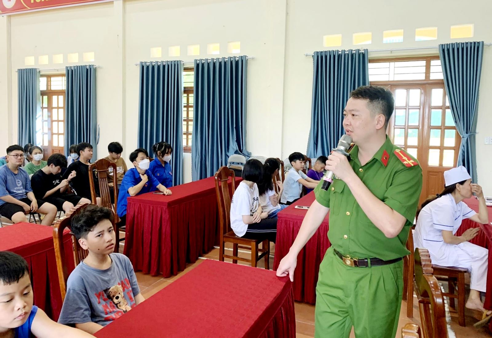 Thượng úy Trần Huy Hoàng, Phó Trưởng Công an thị trấn Đình Cả (Võ Nhai) tuyên truyền pháp luật cho người dân địa phương.