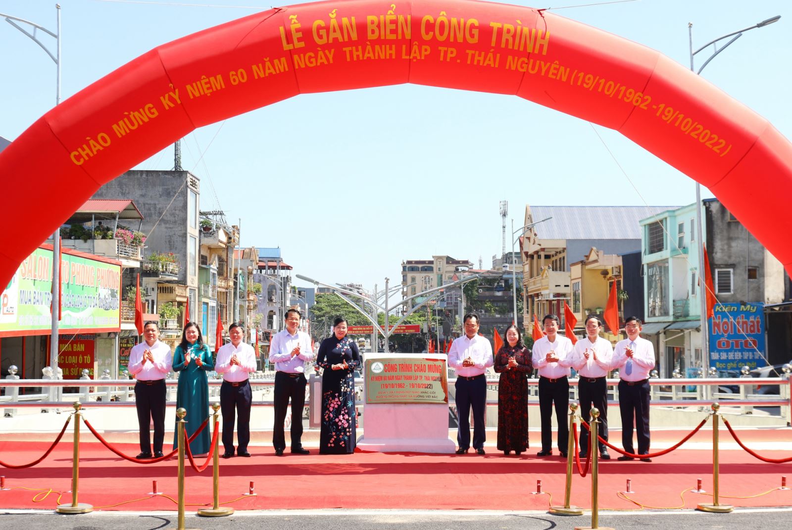  Các đại biểu gắn biển chào mừng đối với công trình nút giao khác cốt đường Thống Nhất và đường Việt Bắc.