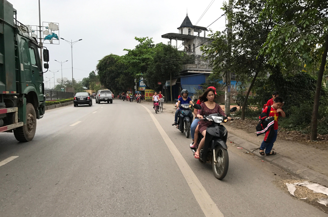  Học sinh và phụ huynh vi phạm giao thông trên Quốc lộ 3 cũ, đoạn thuộc tổ 5 Tân Sơn, phường Lương Sơn, T.P Sông Công. 