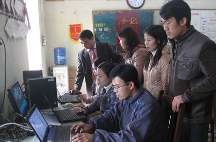  Thầy giáo Vũ Văn Kiên đang trao đổi kinh nghiệm về ứng dụng CNTT trong dạy học tích cực với đồng nghiệp tại Trường THCS Minh Tiến. 