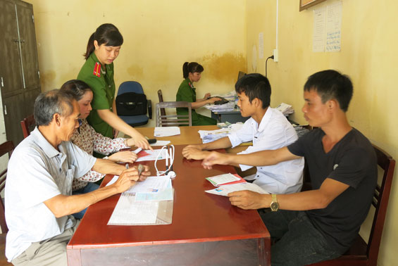  Công an T.P Sông Công hướng dẫn người dân đến làm thủ tục cấp chứng minh nhân dân.