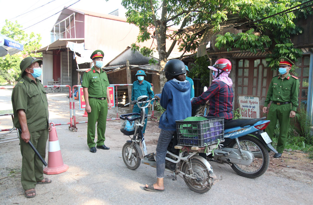  Lực lượng công an tham gia tại các chốt kiểm soát dịch COVID-19 trên địa bàn huyện Phú Bình.