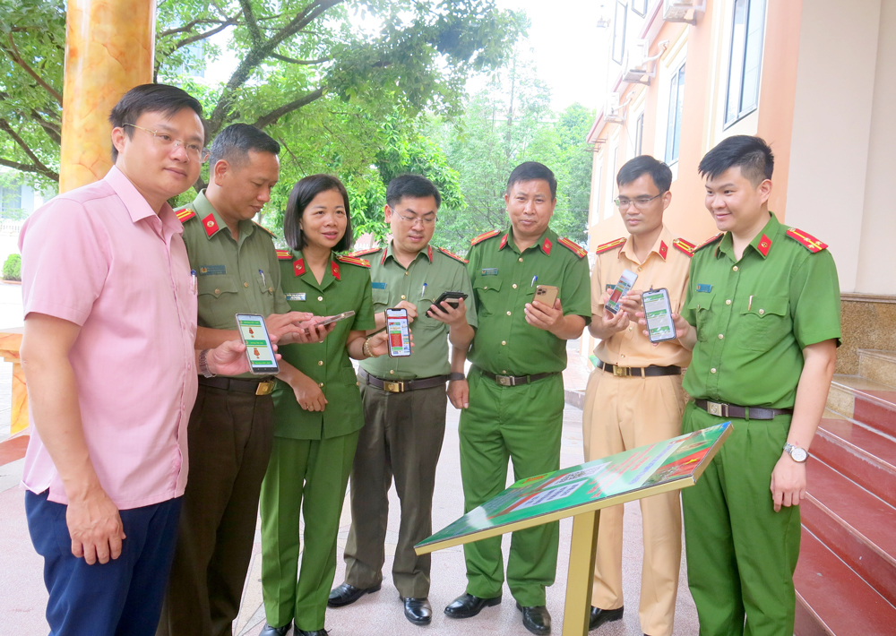  Các đại biểu thực hiện quét mã QR để tìm hiểu về lịch sử Công an TP. Thái Nguyên.
