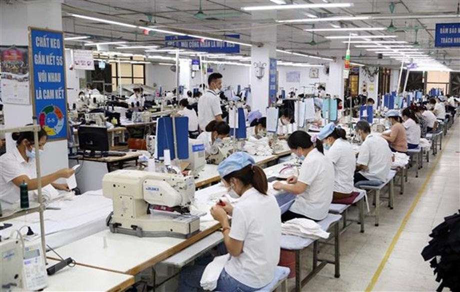  Công nhân làm việc trong xưởng may hàng xuất khẩu tại Garco 10 (Tổng Công ty May 10). (Ảnh: TTXVN). 