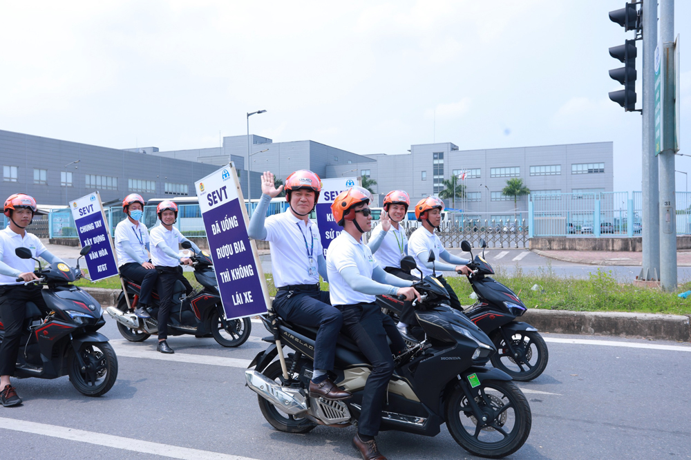  SEVT tổ chức diễu hành tuyên truyền ATGT quanh Khu công nghiệp Yên Bình.