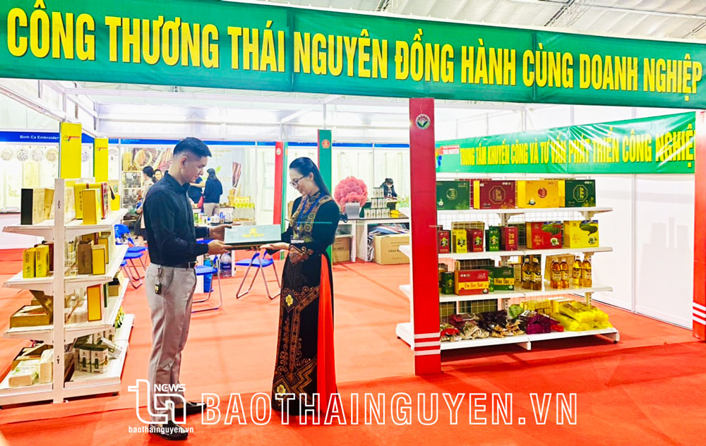 Khách hàng tham quan, tìm hiểu các sản phẩm công nghiệp nông thôn tiêu biểu của Thái Nguyên. Ảnh: Tuấn Sơn (Sở Công Thương)