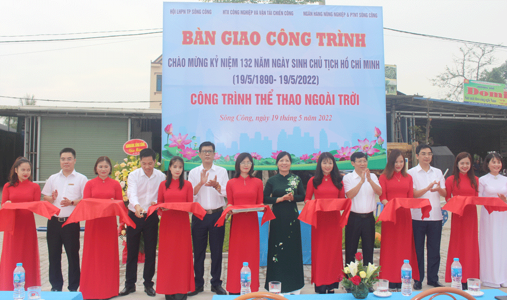 Các đại biểu cắt băng khánh thành và bàn giao Công trình thể thao ngoài trời tại Công viên cây xanh, phường Bách Quang (TP. Sông Công).