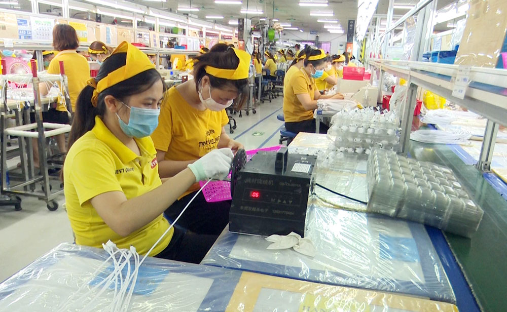  Xuất nhập khẩu linh kiện điện tử là một trong lĩnh vực bị ảnh hưởng bởi dịch COVID-19. Trong ảnh: Sản xuất linh kiện điện tử tại Công ty TNHH KSD Vina (Khu công nghiệp Điềm Thụy).