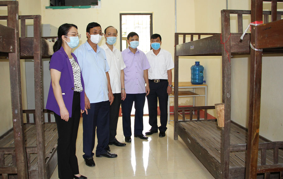  Đồng chí Đặng Xuân Trường, Phó Chủ tịch Thường trực UBND tỉnh và lãnh đạo Sở Y tế kiểm tra khu cách ly tập trung tại Trường Phổ thông dân tộc nội trú Nguyễn Bỉnh Khiêm.
