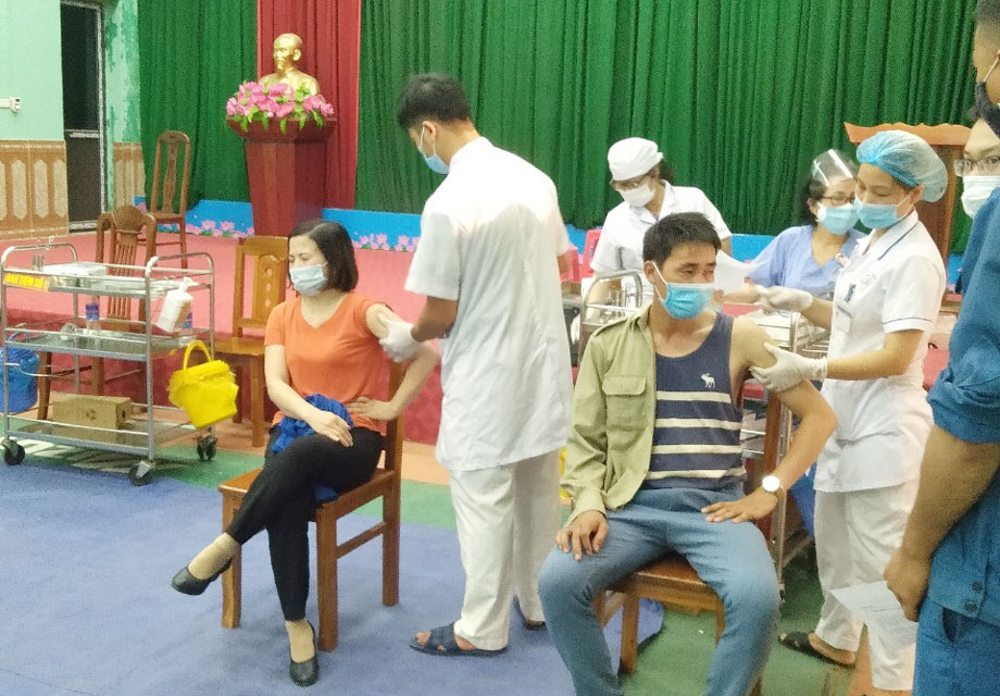  Cán bộ Bệnh viện đa khoa Phú Bình tiêm vắc-xin phòng COVID-19 cho người dân.