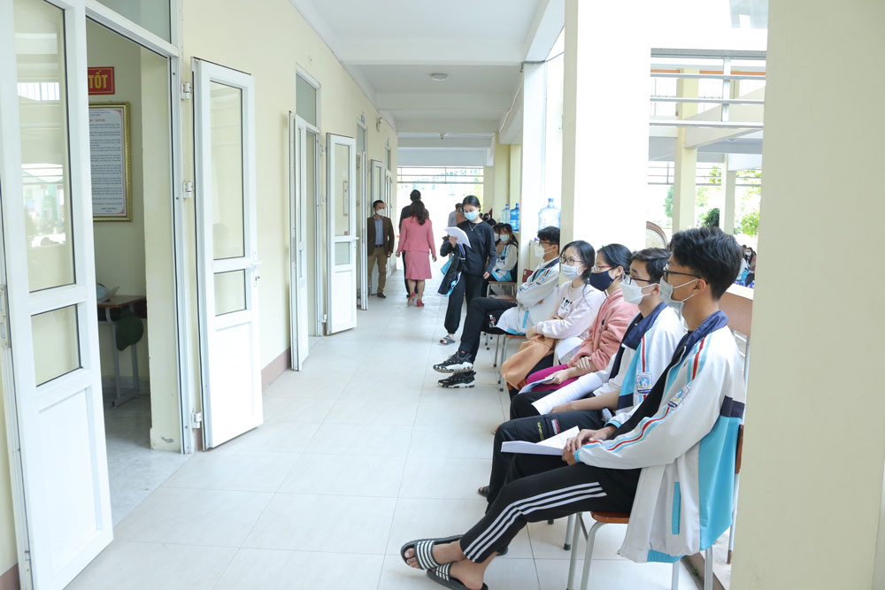  Học sinh Trường THPT Chuyên Thái Nguyên xếp hàng chờ đến lượt tiêm vắc-xin phòng COVID-19.