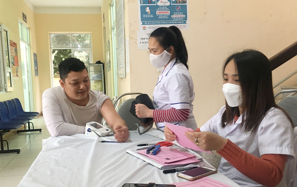  Cán bộ Trạm Y tế phường Bãi Bông (T.X Phổ Yên) khám sàng lọc trước khi tiêm vắc-xin phòng COVID-19 (mũi 3) cho người dân.
