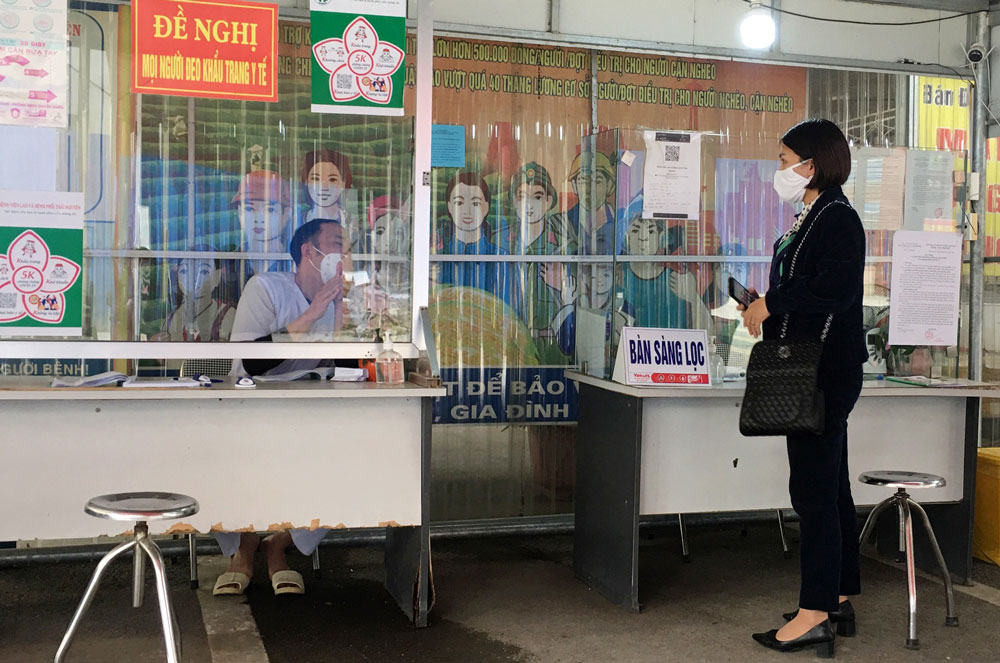  Nhằm đảm bảo an toàn trong khám, điều trị, Bệnh viện Lao và Bệnh phổi tỉnh thực hiện quản lý chặt chẽ người dân đến khám bệnh.