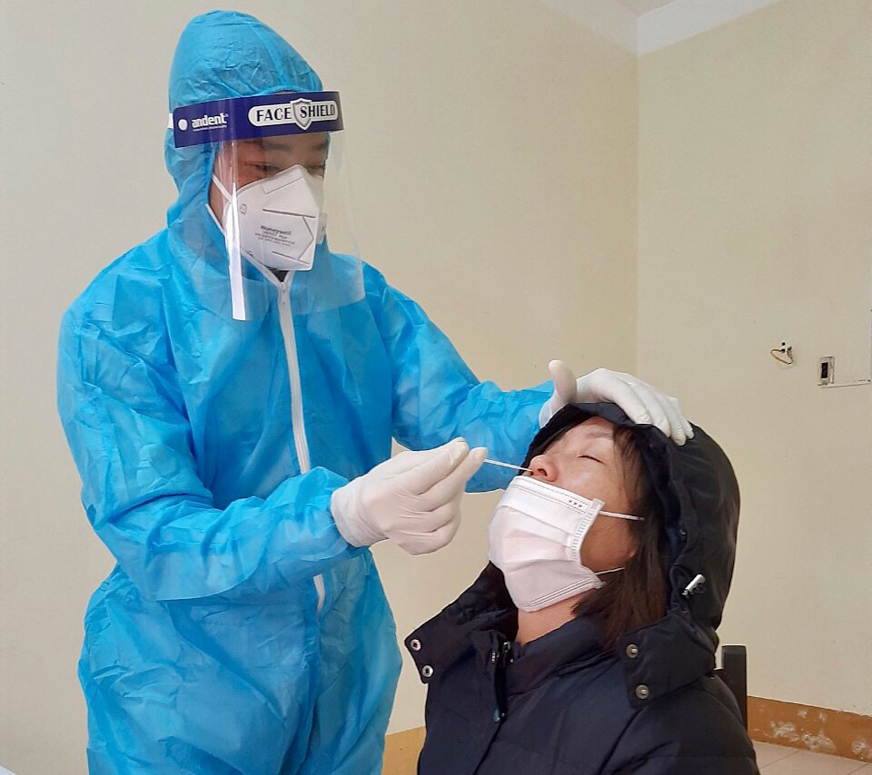  Nhiều cơ quan trong tỉnh đã chủ động lấy mẫu xét nghiệm sàng lọc SARS-CoV-2 cho cán bộ, công chức, viên chức, người lao động.