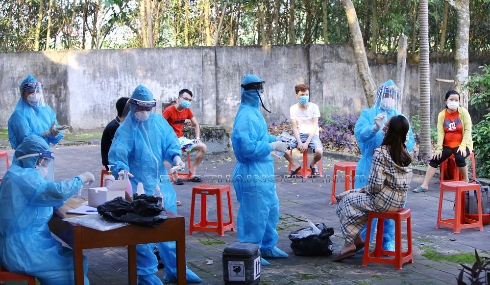  Lực lượng y tế tỉnh lấy mẫu xét nghiệm sàng lọc cộng đồng tại huyện Phú Bình.