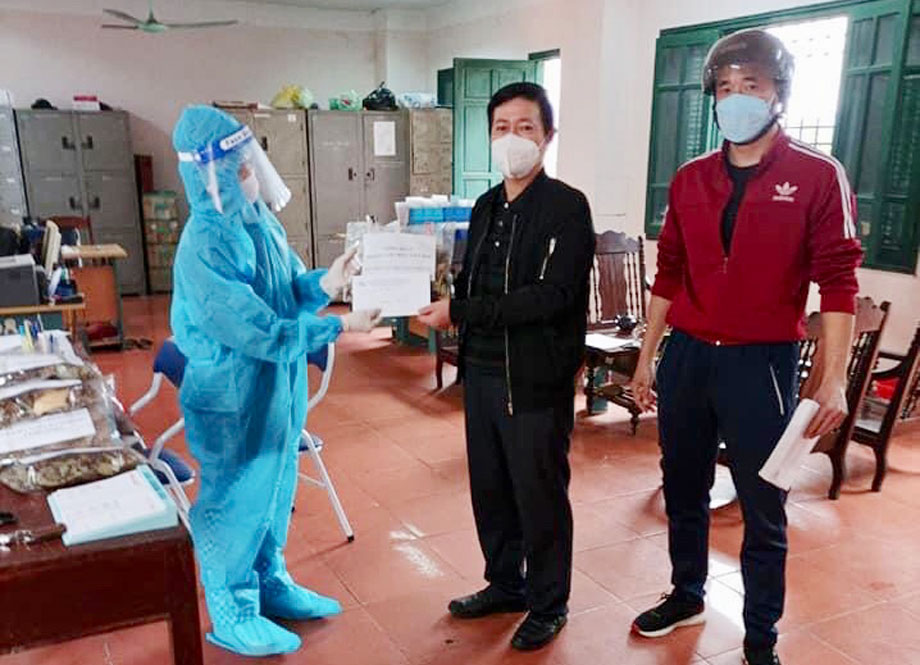   Lãnh đạo Trường Cao đẳng Văn hóa Nghệ thuật Việt Bắc thăm, tặng quà cán bộ mắc COVID-19.