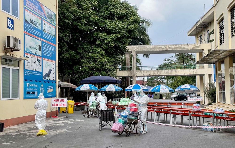  Các cán bộ y tế luôn đảm bảo công tác hậu cần phục vụ bệnh nhân đang điều trị tại Bệnh viện điều trị COVID-19 số 3 (Bệnh viện Gang thép) .