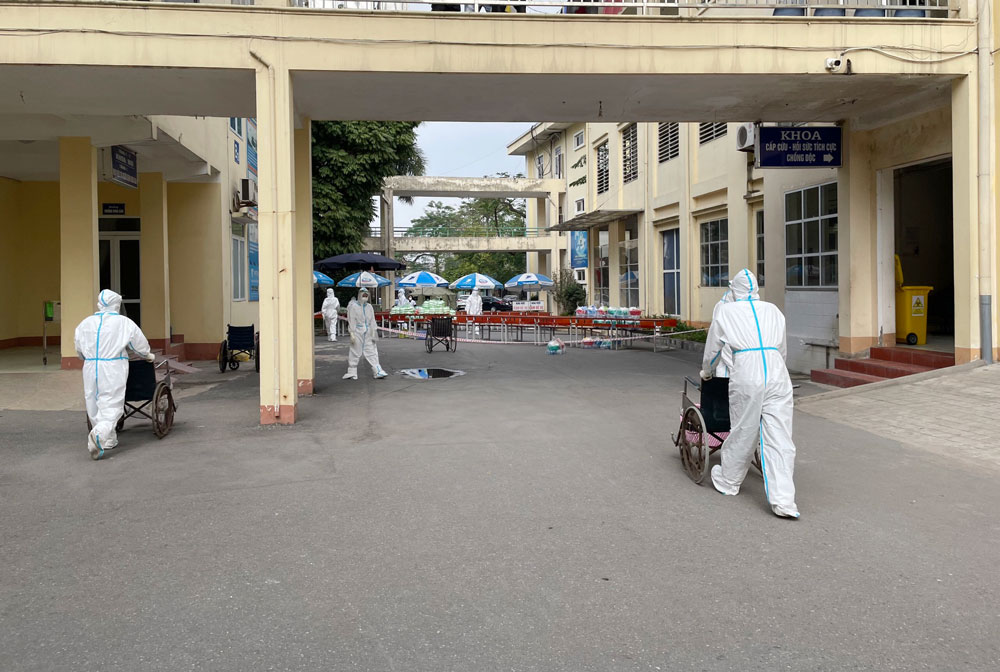  Cán bộ y tế Bệnh viện Gang thép chuẩn bị phát cơm cho bệnh nhân đang điều trị COVID-19 tại Bệnh viện số 3.