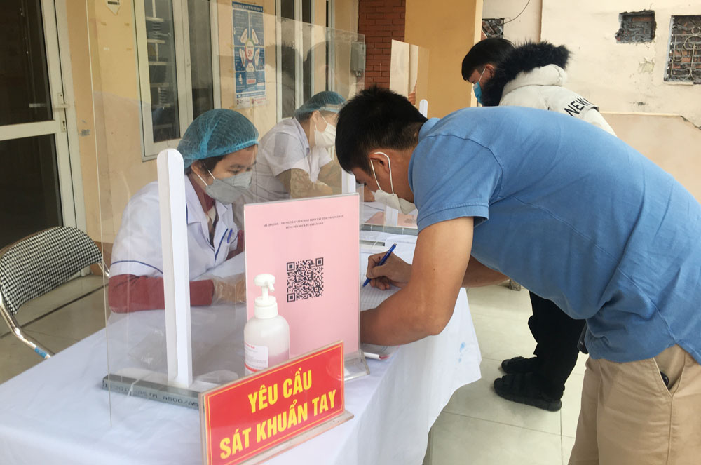  Người đến khám, liên hệ làm việc tại Trung tâm Kiểm soát bệnh tật tỉnh đều phải quét mã QR khai báo y tế.