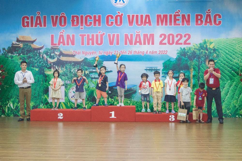  Ban Tổ chức trao giải cho các vận động viên có thành tích thi đấu xuất sắc .