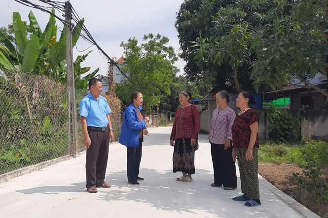  Bà Nguyễn Thị Phương (người thứ hai từ trái sang), Bí thư Chi bộ kiêm Trưởng ban Công tác Mặt trận Tổ dân phố Xuân Miếu 1, phường Cải Đan (T.P Sông Công) trò chuyện với người dân trên tuyến đường mới đổ bê tông của tổ dân phố.