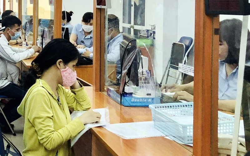  Người lao động làm thủ tục nhận trợ cấp thất nghiệp tại Trung tâm Dịch vụ việc làm Hà Nội. Ảnh: HOÀNG PHƯƠNG