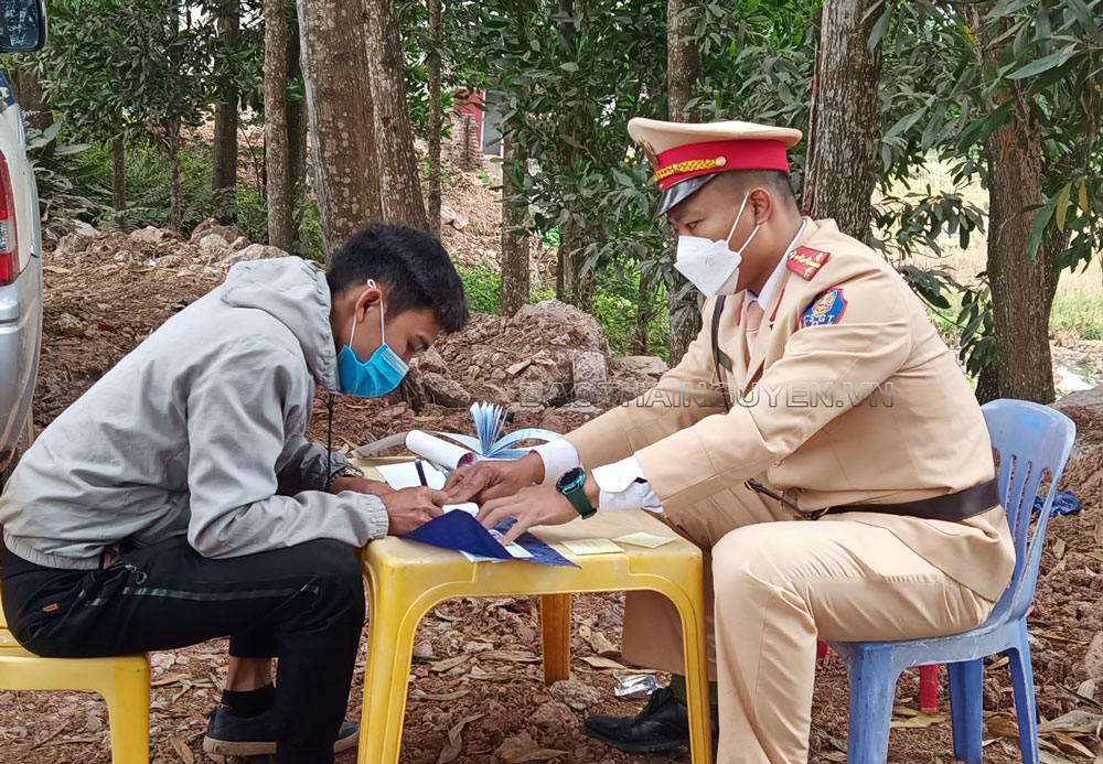  Cảnh sát giao thông, Công an huyện Phú Bình lập biên bản xử lý người vi phạm Luật Giao thông đường bộ.